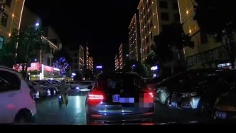 云南曲靖警方通报“游客自驾遭奔驰堵路后冲突受伤”：行拘2人