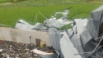 温州一间六百平厂房被台风吹垮，经营者自述“硬跑出来”惊险逃生