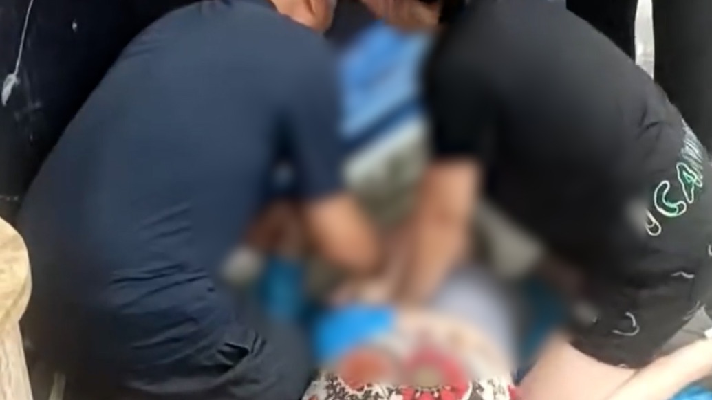 15分钟生死救援!游客倒地昏迷,休假护士利用景区除颤仪帮忙抢救