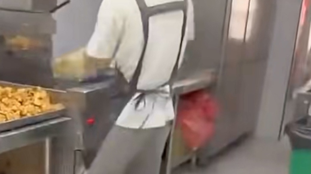 深圳龙华区人资局回访“因爆单情绪崩溃”炸鸡店员工：持续做好人文关怀和就业帮扶 