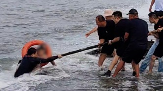 男子跳海救出落水祖孙，事发公园寻找救人者：希望为其申报见义勇为表彰