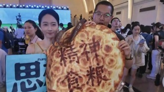 鲁迅的毛背心闰土看了都想买，背上“文学行馕”我就是上海书展最靓的仔！