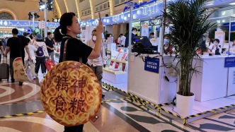 文学行馕、天鹅浮空商店……上海书展爆款文创为何出圈？