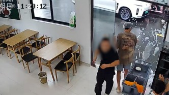 监控实拍玻璃门被大风吹开瞬间撞击粉碎，员工来不及关门愣原地 