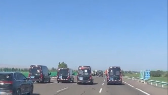 旅游客运车辆扎堆列队占道、低速压车，乌鲁木齐呼吁规范驾驶