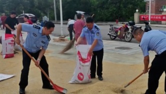 他们比暴雨先到！发现人手不足，民辅警帮村民抢收2000余斤晾晒稻谷