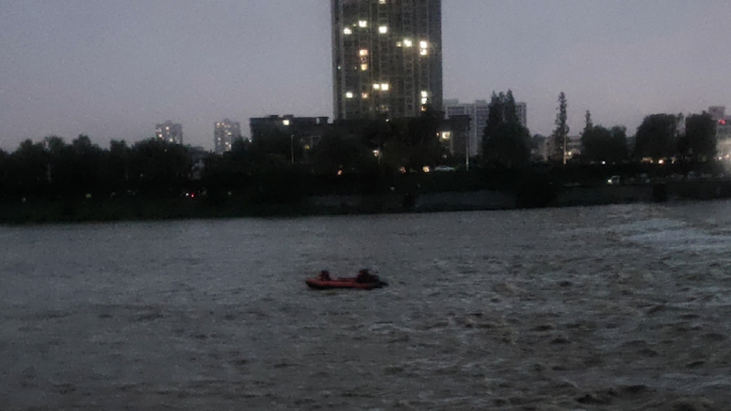 河南52岁老师不会游泳,冒雨沿河狂奔3公里追踪落水者,为救援精准“导航”