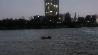 河南52岁老师不会游泳，冒雨沿河狂奔3公里追踪落水者，为救援精准“导航”