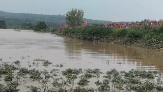 河南郏县长桥镇北汝河段民堤溃口，暂无人员伤亡
