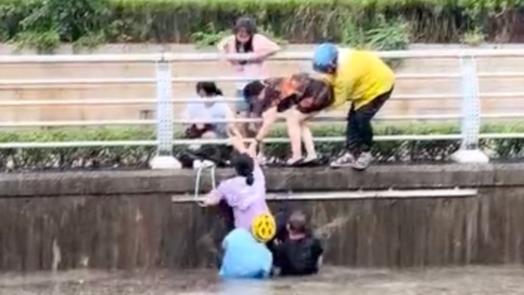 “几分钟水就没过车顶”,车辆被困积水涵洞,三人合力救起整车人