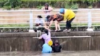 “几分钟水就没过车顶”，车辆被困积水涵洞，三人合力救起整车人
