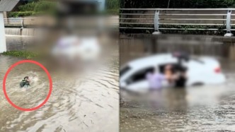 轿车在积水路段抛锚，辅警和外卖小哥下水救出车内四人
