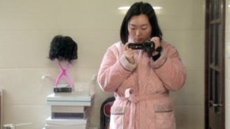 FIRST获奖！她把身上的痣拍成了一部家庭史诗