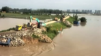 直击河南周口贾鲁河溃口封堵现场：大型设备正开展作业，此前溃口宽约30米
