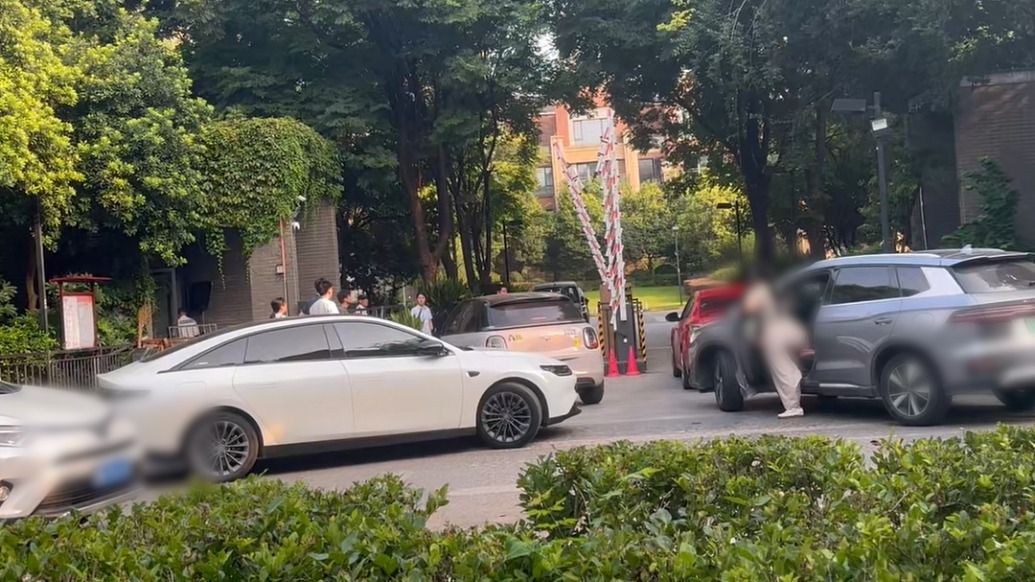 业主反映新物业入驻车辆进出被拦，社区回应警方已介入，物业回应拦车系登记
