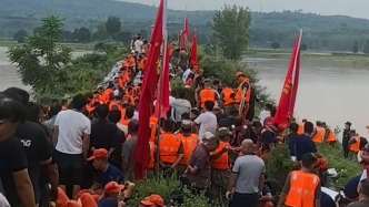 河南郏县民堤溃口合龙纪实：救援人员累极躺堤边休整，村民报名当志愿者辅助抢险