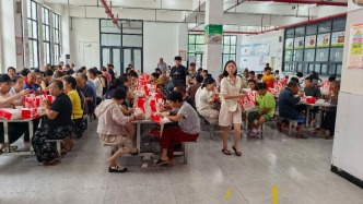 记者探访贾鲁河溃口转移群众安置点：免费三餐、空调24小时保障