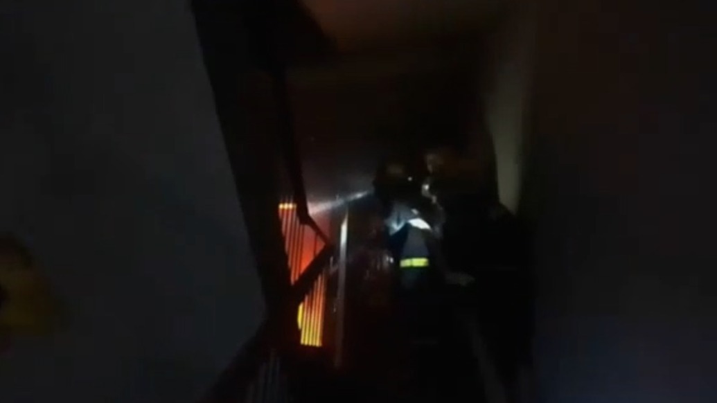 湖北大冶一居民楼起火65岁老人被困,接警员指导他用湿毛巾塞门缝等待救援
