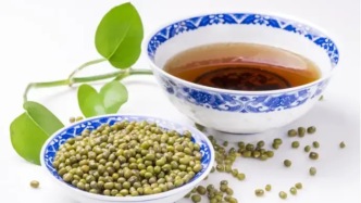绿豆汤当水连喝3天，突发脑出血！医生提醒：刚吃完这5类药，别碰绿豆汤