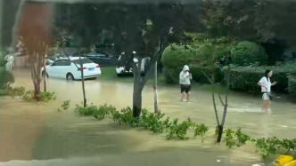 周口东站附近道路积水严重，交警动用渣土车、铲车送乘客出行