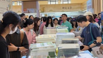 周末两天入场人次近16万！都在感慨出版业“遇冷”，为何上海书展人山人海