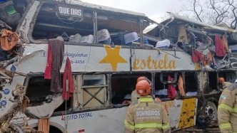 巴西发生旅游巴士翻车事故，至少10人死亡