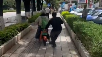孩子车上呕吐司机索要500元清洁费，家长协商未果遭尾随阻拦，阳光出行：司机账号永久下线