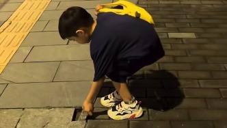 “言传身教是最好的教育”，5岁男孩险被碎石绊倒，学着母亲的样子将其摆平
