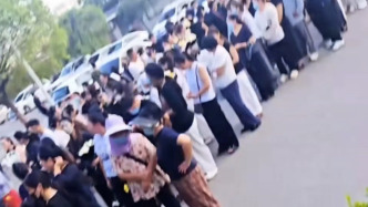 江苏沭阳：市民送别39岁儿科医生杨国辉，“他不会给家长带来焦虑”