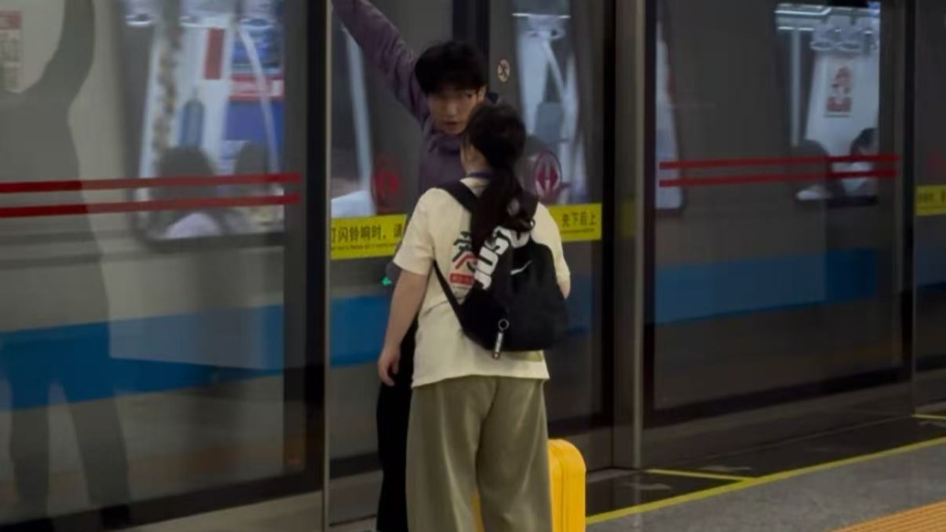 “谢谢你，温暖的陌生人”，“唐宝”女孩坐反地铁遇困，陌生小哥陪她下车耐心指路