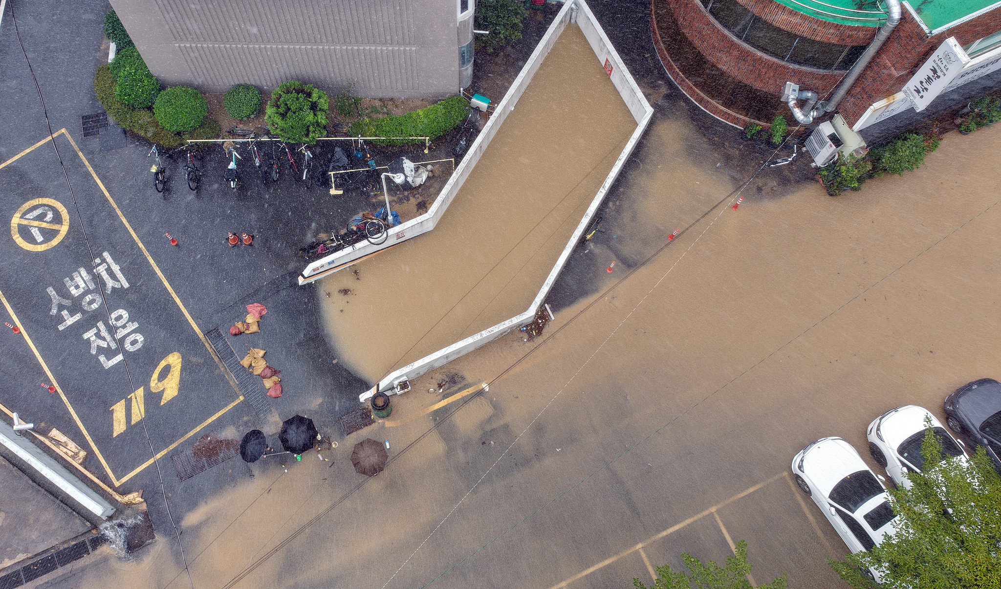 8月17日，韩国巨济市，一处公寓地下停车场因暴雨被水淹没。