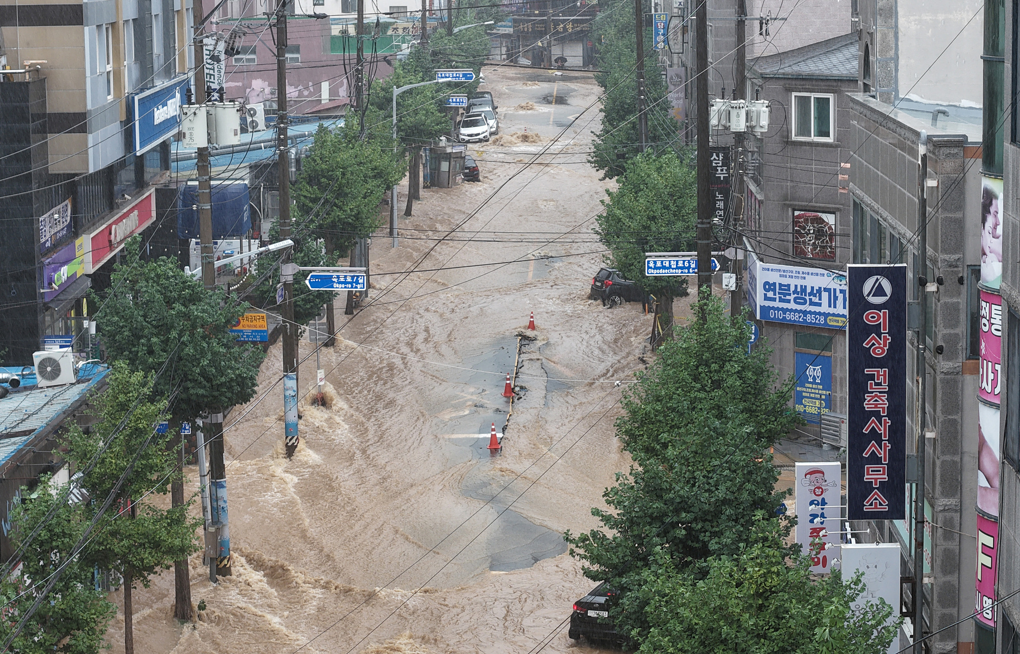 8月17日，韩国巨济市，该市玉浦洞一带道路及主要交叉路口被泥水完全覆盖。