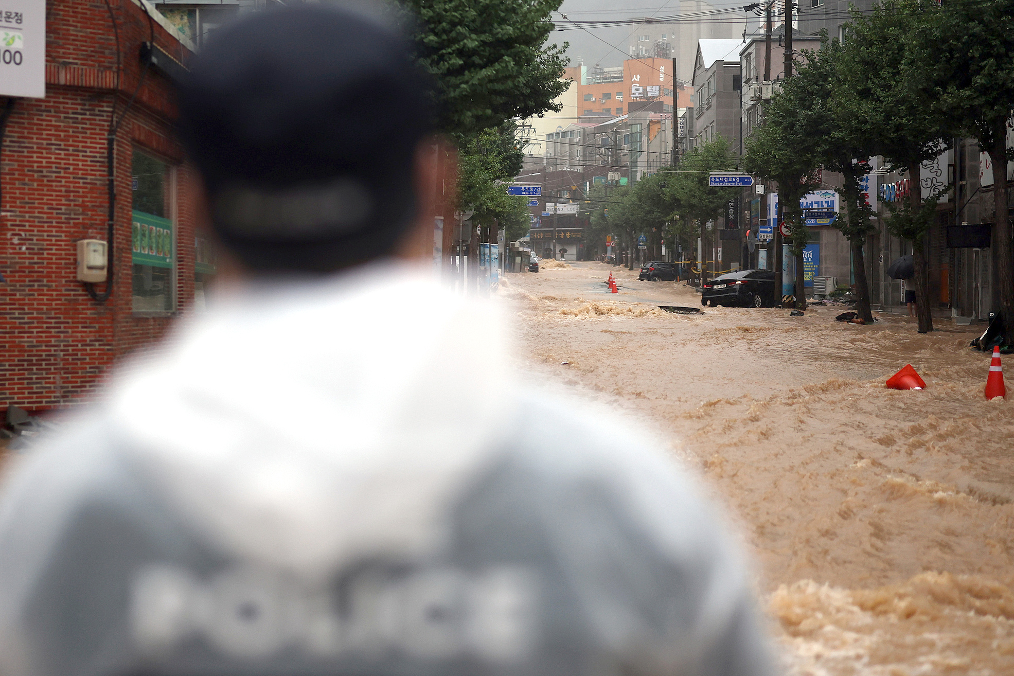 8月17日，韩国巨济市，警察在玉浦洞一带实施道路管制。