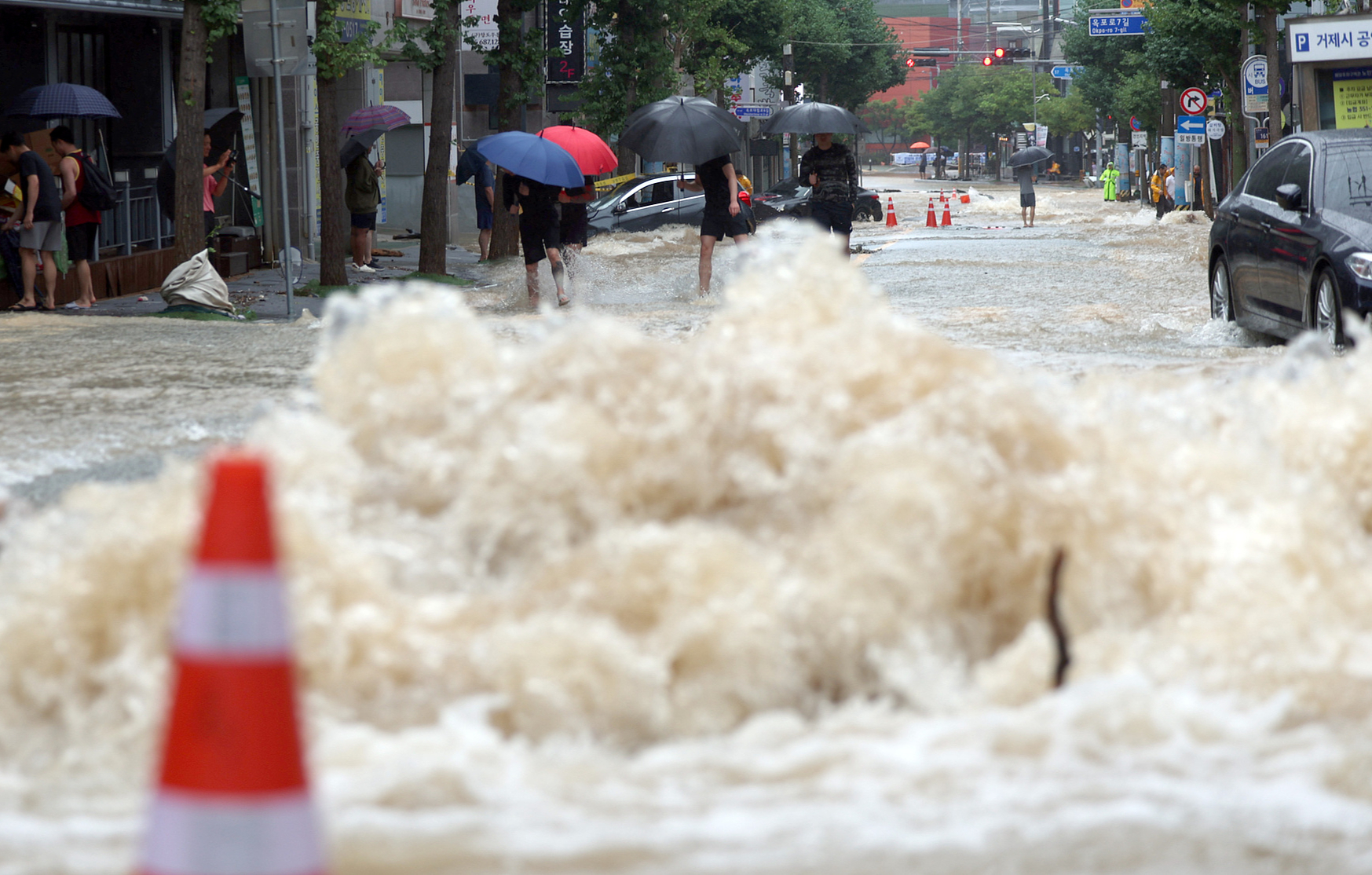 8月17日，韩国巨济市，当天下午该市玉浦洞一处道路被洪水淹没。