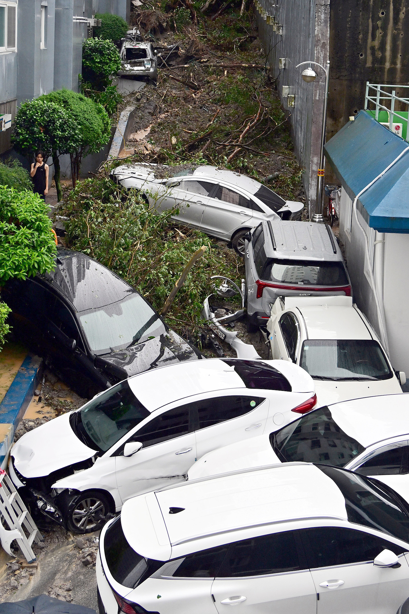 8月17日，韩国巨济市，暴雨引发山体滑坡后，车辆被困。