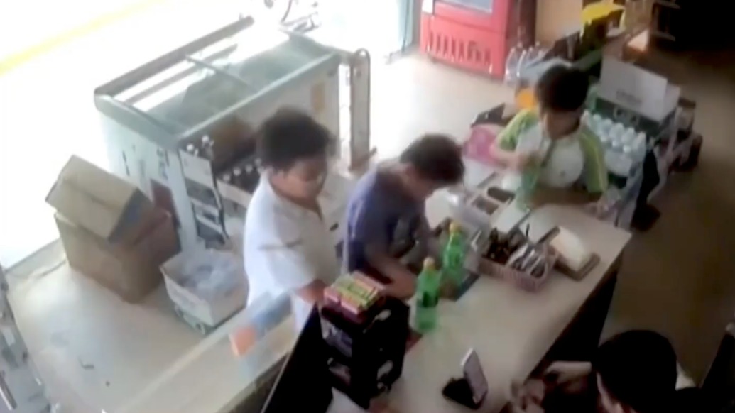 得知便利店老板即将闭店，广州这3名男孩凑10.5元鼓励其“要挺住啊”