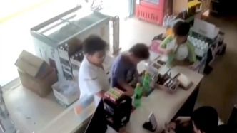 得知便利店老板即将闭店，广州这3名男孩凑10.5元鼓励其“要挺住啊”