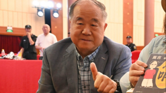 当71岁的莫言蹲下和轮椅上的读者合影，文学的美好发生在每一个具体的人身上