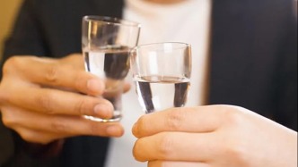 媒体：警惕“酒局=资源=前途”歪理，守护年轻人的职业尊严与安全