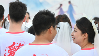 魔都眼｜七夕婚姻登记小高峰，新人和金婚夫妇在苏州河边齐享甜蜜