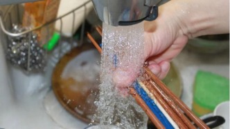 用这种碗筷吃饭，当心白血病、癌症盯上你！等送进医院就晚了