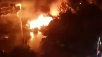 秦皇岛一底商凌晨失火致8死，事发地拉起绿色防尘网