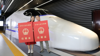 公园里许下誓言，火车上接过红本……一大波领证甜蜜瞬间等你认领