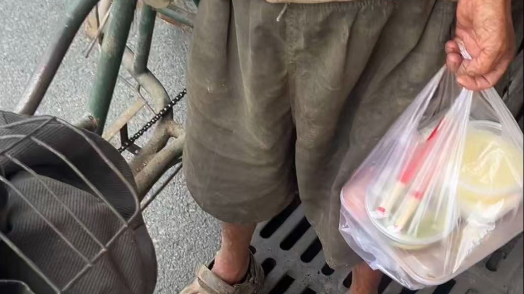 “能帮一把是一把”,拾荒老人吃变质西瓜充饥,准大一新生为其买来热饭