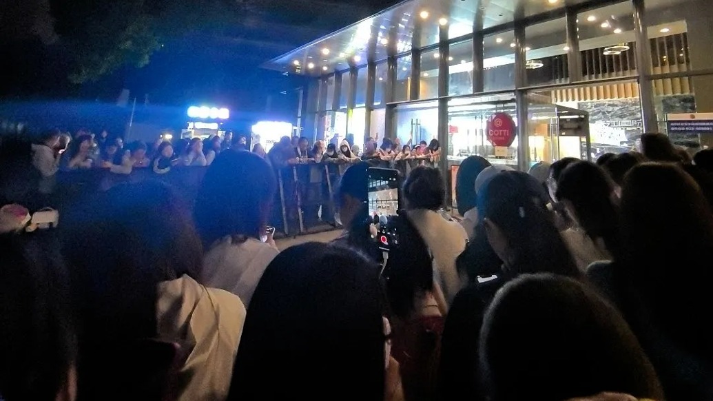重庆警方通报“时代峰峻楼下有人员聚集、滋事泼水”：已对现场多名涉事人员进行法治教育
