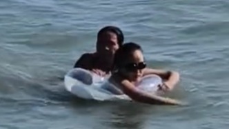 “不是第一次救人”，女孩被海浪卷走，附近酒吧老板下海施救
