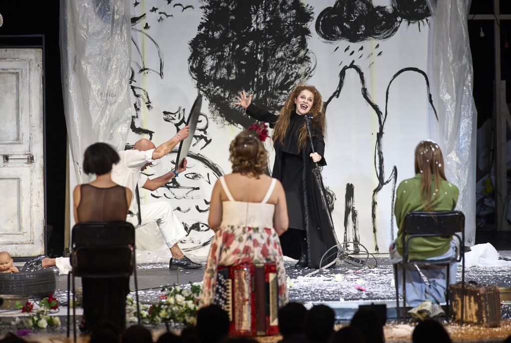带着北京演出的炸裂口碑，布图索夫导演版《海鸥》来到了上海