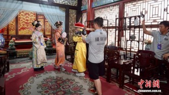 浙江横店：短剧热度延伸至线下 游客走进片场“当主角”