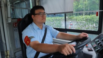 暖侬心丨上海538路公交司机暴雨夜抱起残疾老人，乘客记录暖心一幕
