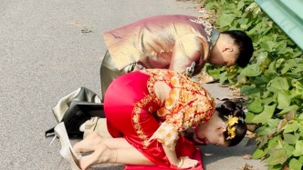 新娘特意让婚车改道前往爷爷坟地附近跪拜，婚车司机：祖孙感情深厚，新娘含泪报喜
